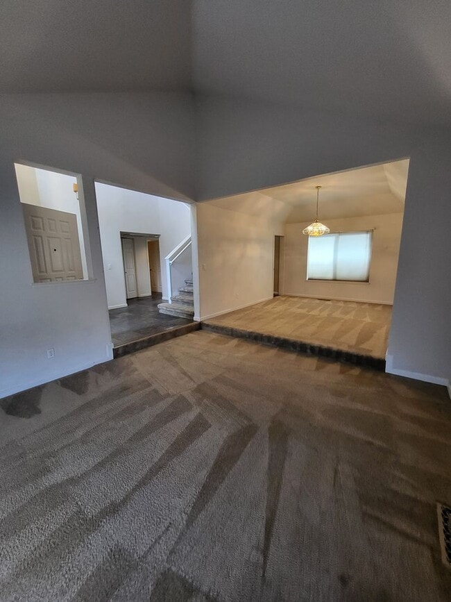 Foto del edificio - 323 Stillwater Dr