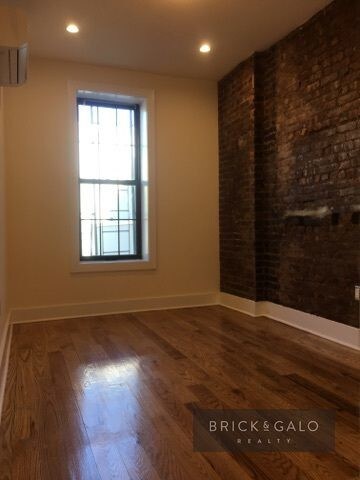 Primary Photo - 307 New York Ave