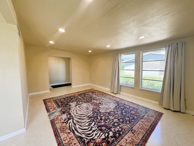 Building Photo - Beautifully Renovated 2 Bedroom + Bonus Room Home on a Corner Lot in North Port!