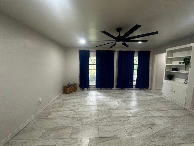 Foto del edificio - Gorgeous Remodeled 4 Bedroom Home