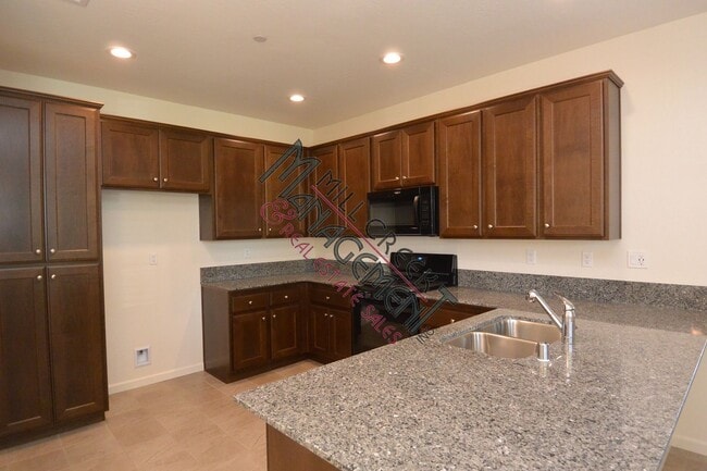 Foto del edificio - Newer 3bedroom/2bath in Tulare.
