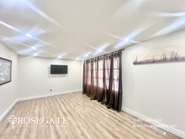 Photo du bâtiment - Charming 3-Bedroom Detached Home with 2 Parking Spaces in London