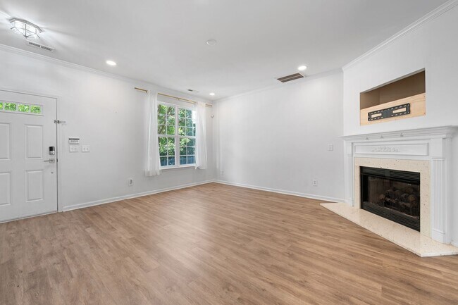 Foto del edificio - Ready NOW! Spacious 3BR/2.5BA Townhome in ...
