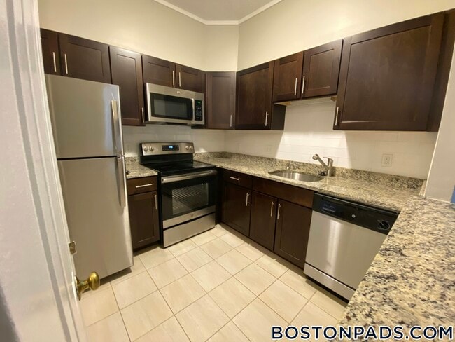 Building Photo - 757 Highland Ave