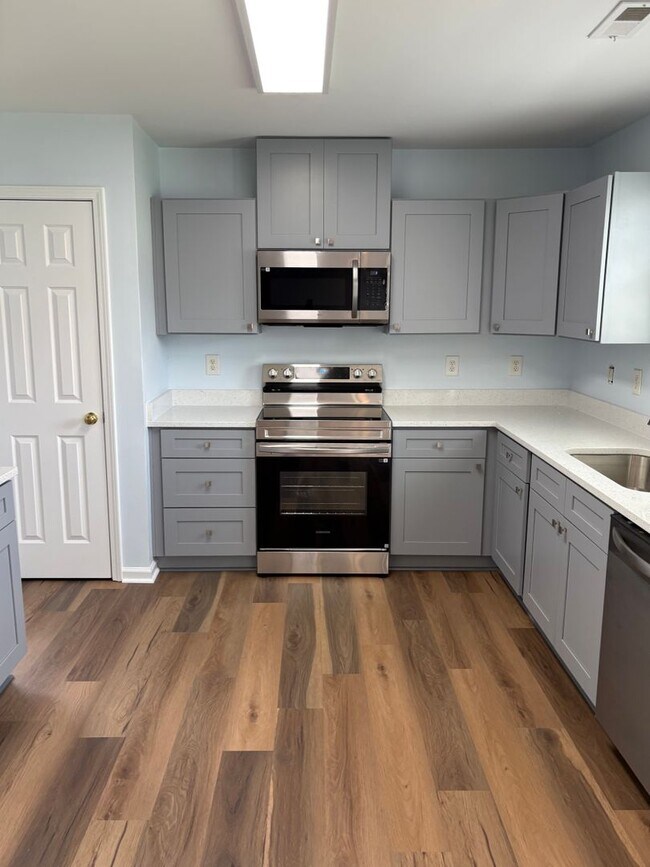 Foto del edificio - Updated Raleigh Home with Solar Savings & Fenced Backyard
