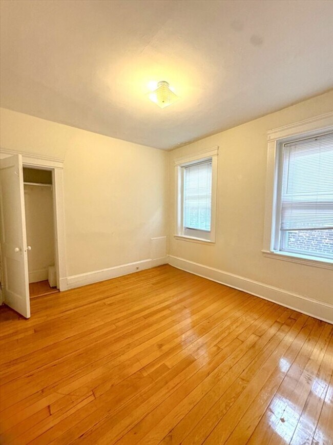 Building Photo - Beautiful 2 Bed Right On the Brighton/Broo...