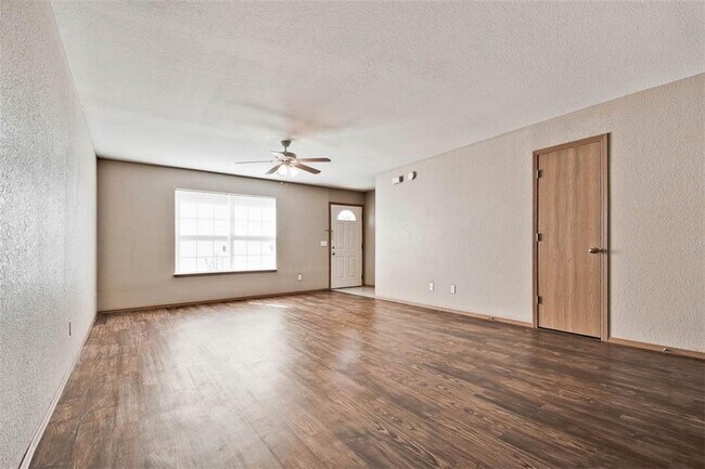 Building Photo - 2614 Meadow View Dr