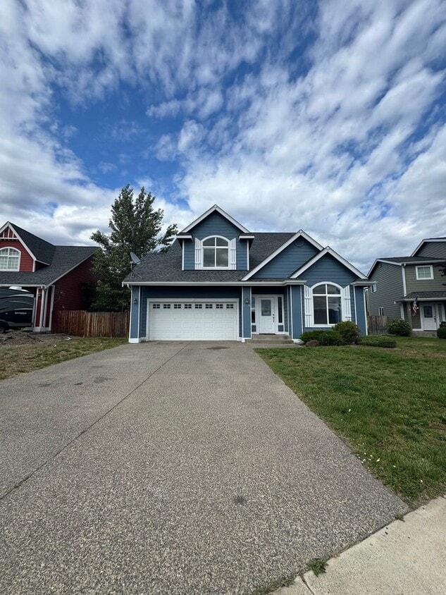 Primary Photo - Large 4 Bed Rental in Established Neighbor...