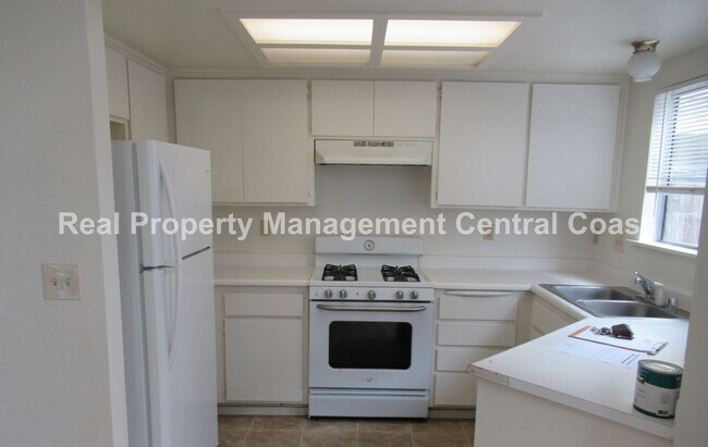 Building Photo - LEASE PENDING - Oceano Condo features 2 Be...