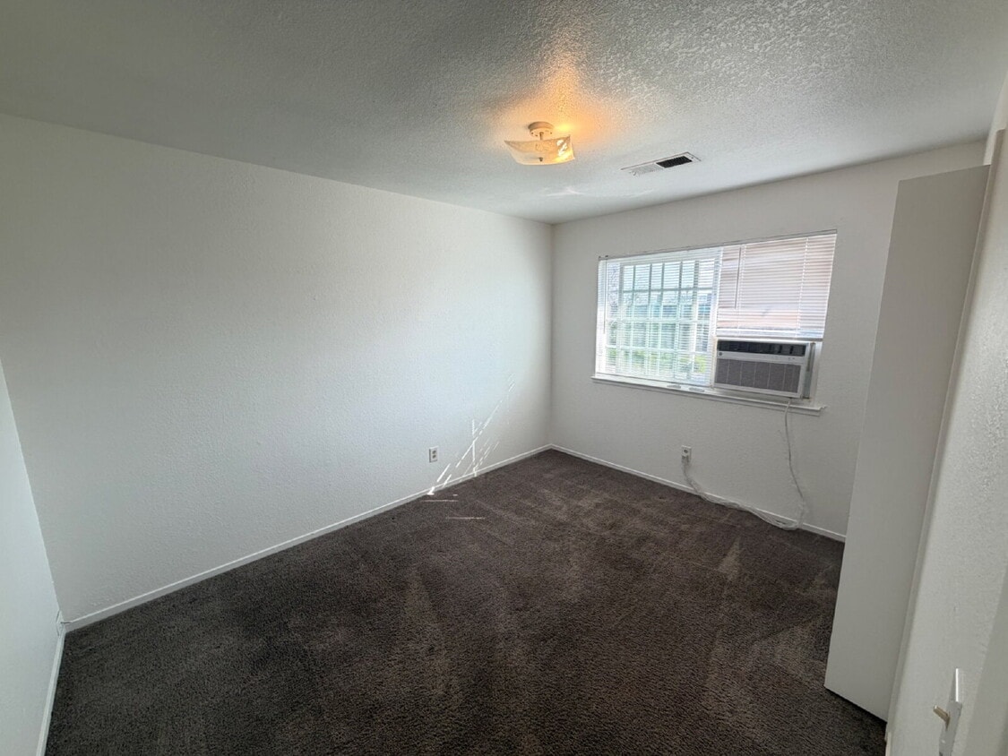 Building Photo - 1705 W N Bear Creek Dr