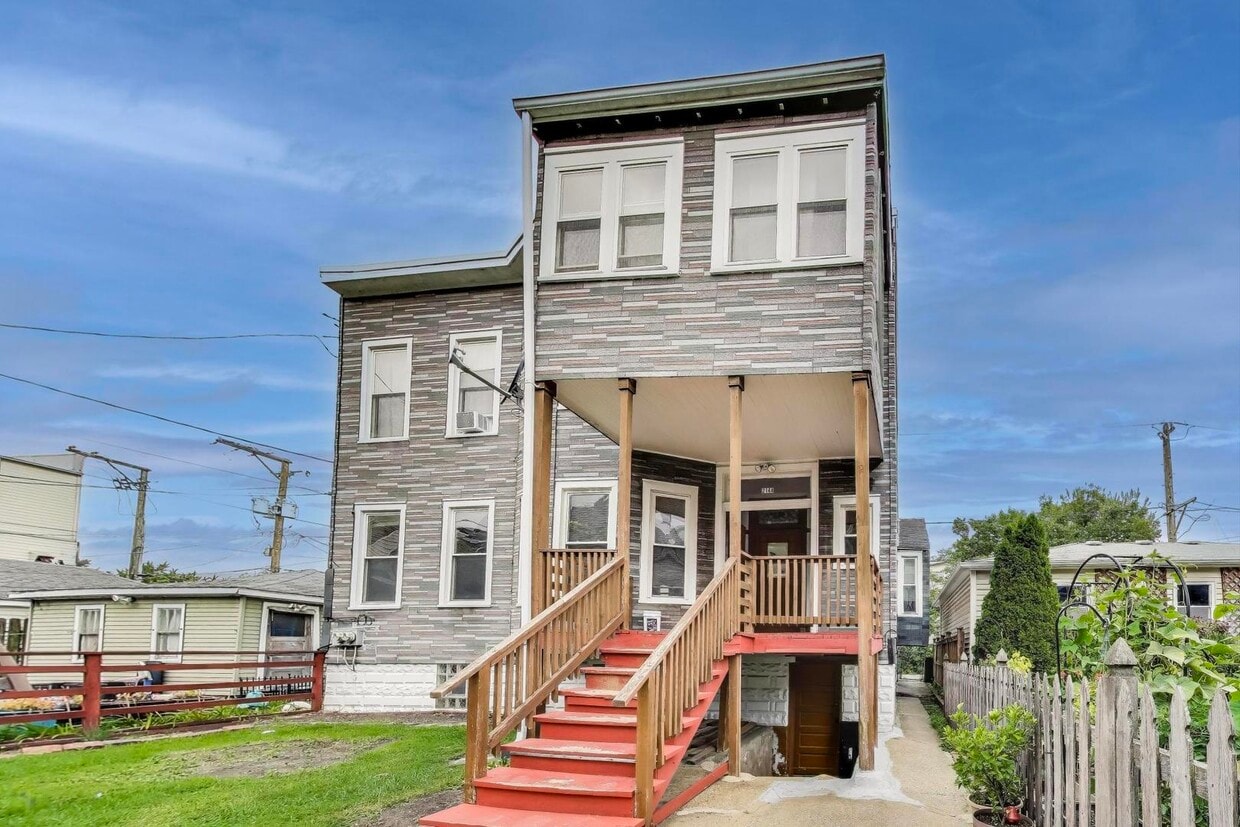 Primary Photo - 2144 W Montrose Ave
