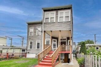 Building Photo - 2144 W Montrose Ave