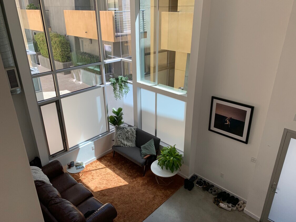 Primary Photo - 1120 N El Centro Ave