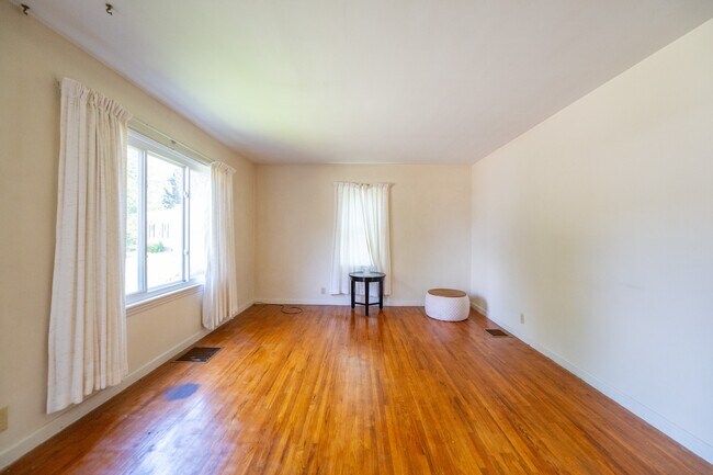 Building Photo - 9 Bolleana Pl