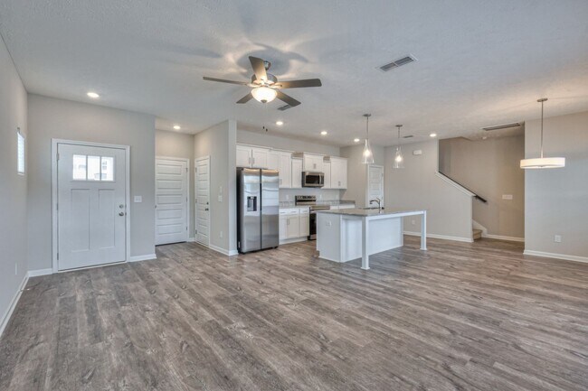 Foto del edificio - Brand New Luxury Townhome! 3 BR, 2.5 BA, 2 Car Garage, Pool, Dog Park, and More!