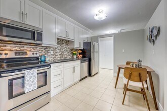 Kitchen - Waterloo Heights Apartments & Townhomes