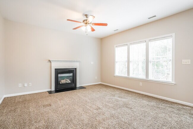 Foto del edificio - 180 Willowbrook Cir