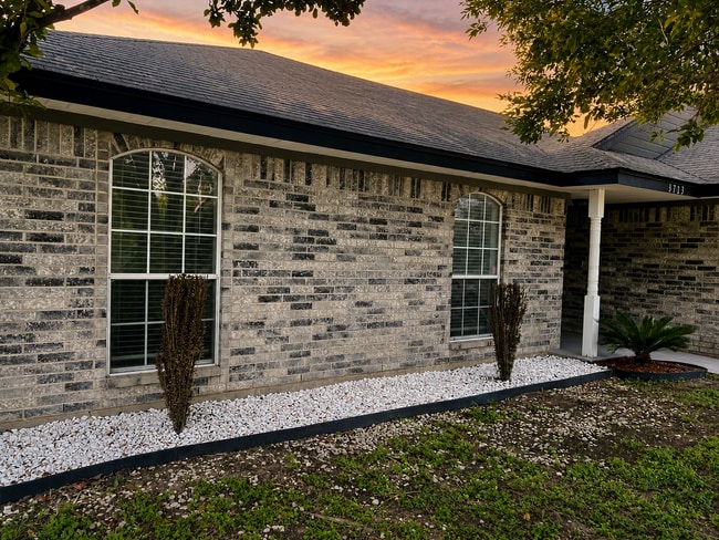 Building Photo - AVAILABLE MAY 18; APPLY ON OUR WEBSITE TODAY!!