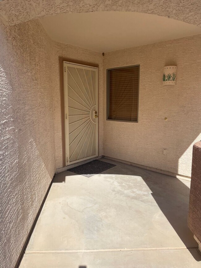 Foto del edificio - Beautiful single level 3 bedroom w/ Pool