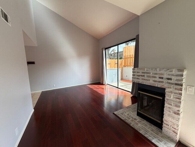 Foto del edificio - Vandenberg Village Condo