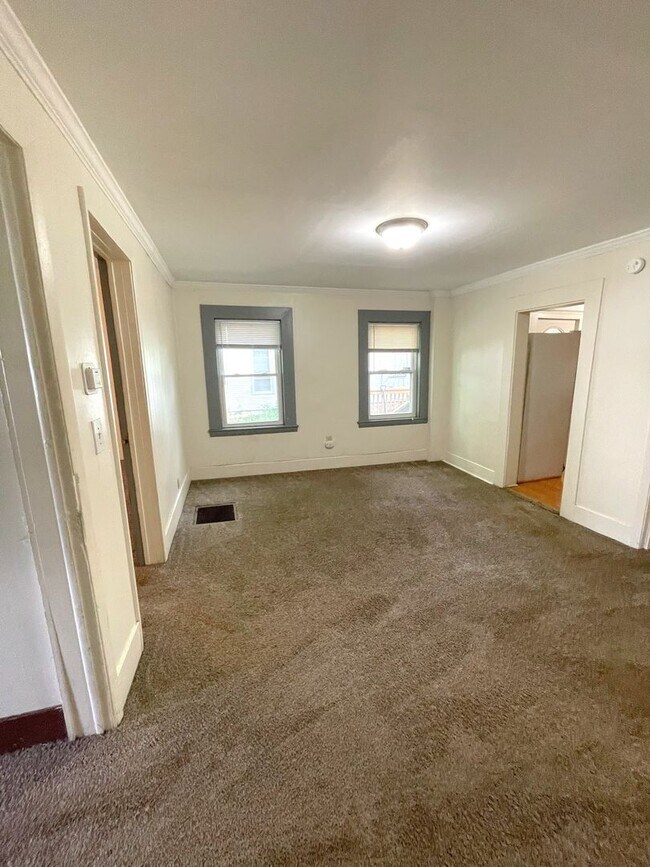 Foto del edificio - Six Bedroom House Available for Rent | Flexible Move-in Date!