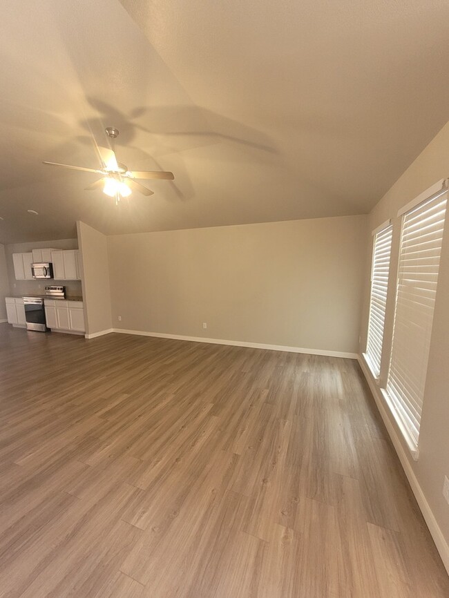 Building Photo - 3 bed 2 bath in Lone Star Trails!