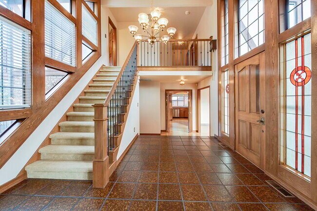 Foto del edificio - BEAUTIFUL TUDOR HOME WITH VIEWS OF MT. ST....