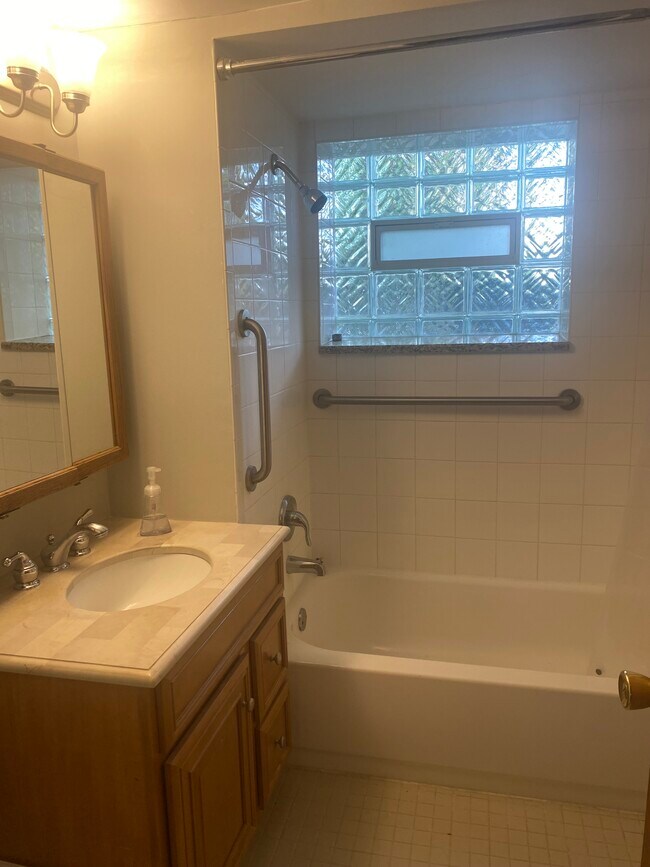 Foto del edificio - 16W608 57th St