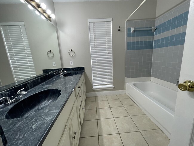 Building Photo - 3426 Sterling Dr