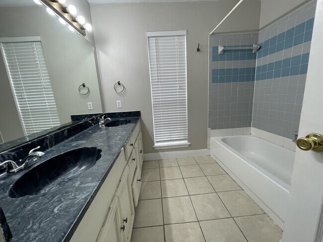 Foto del edificio - 3426 Sterling Dr