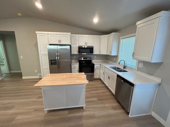 Foto del edificio - NEW BUILD: 4 bd/2 bath AVAILABLE ASAP ONE ...