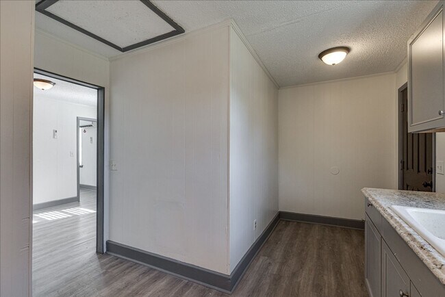 Building Photo - 2004 Wilson St