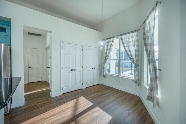 Building Photo - Cozy 4bed/3bath home FOR RENT in Windsor P...