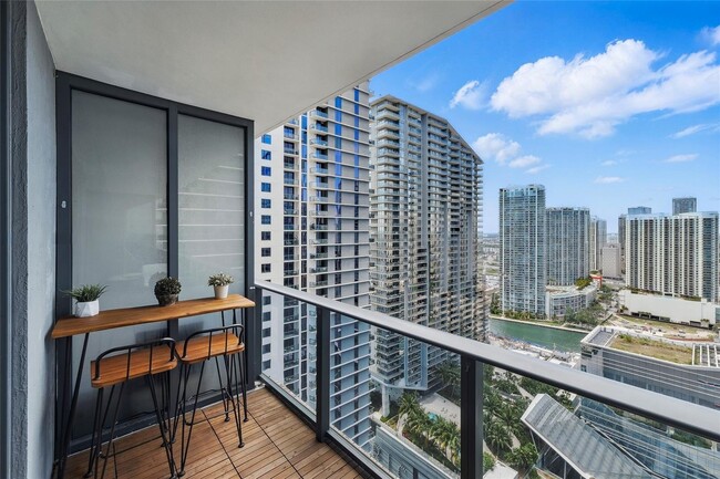 Foto del edificio - 45 SW 9th St