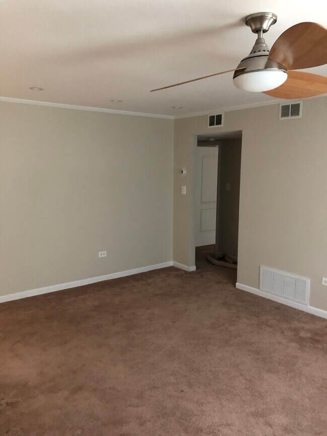 Building Photo - 6102 Knoll Valley Dr