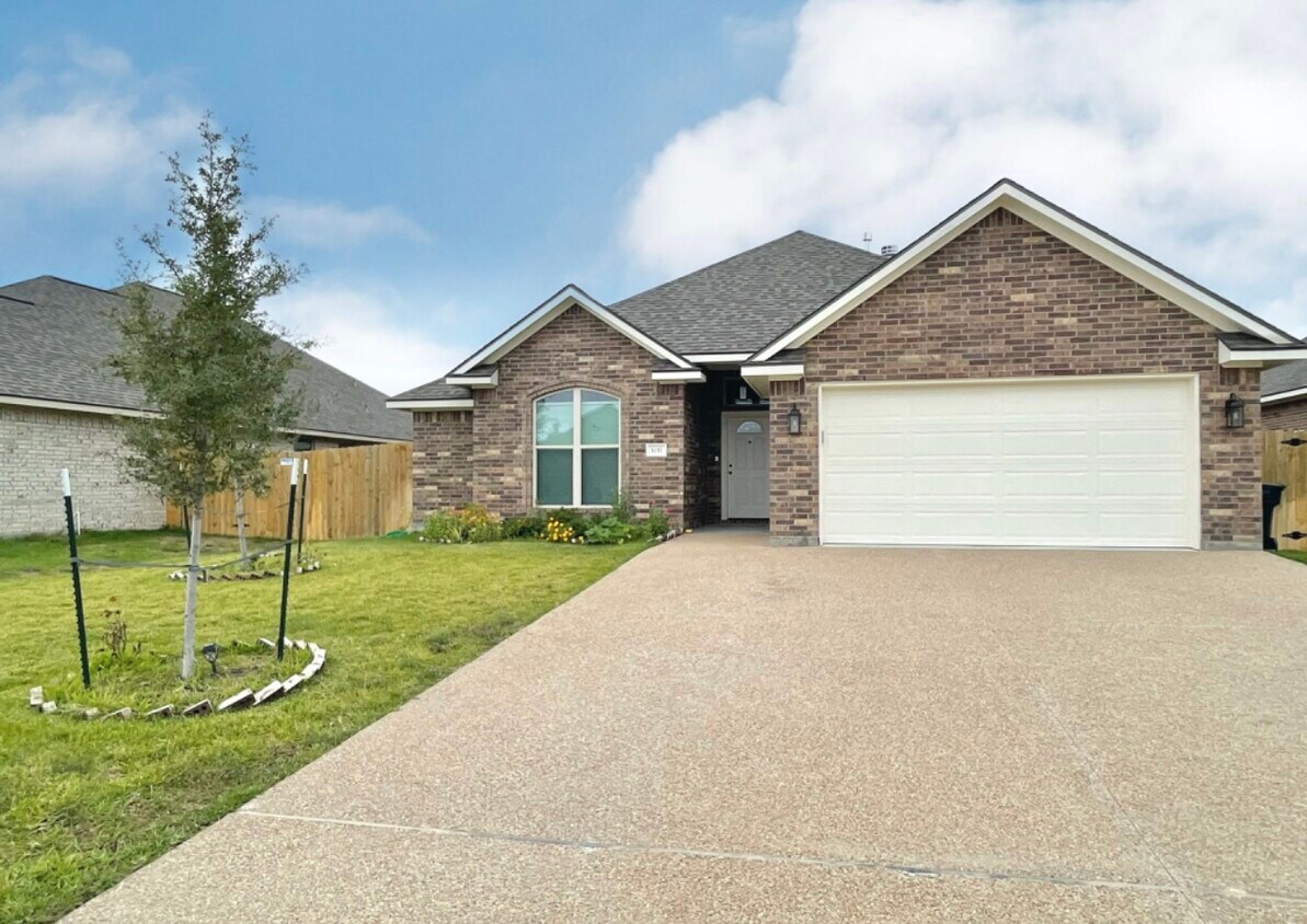 Primary Photo - 1017 Dove Chase Ln