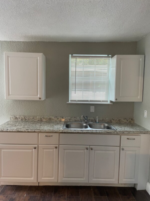 Primary Photo - 1718 Commercial Ave