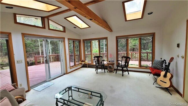 Foto del edificio - 52 Medallion Rd