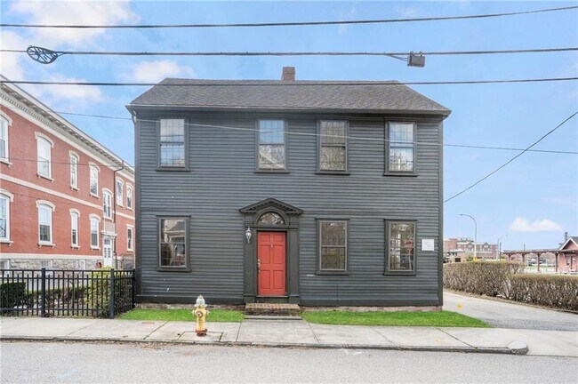 Building Photo - 14 Elm St