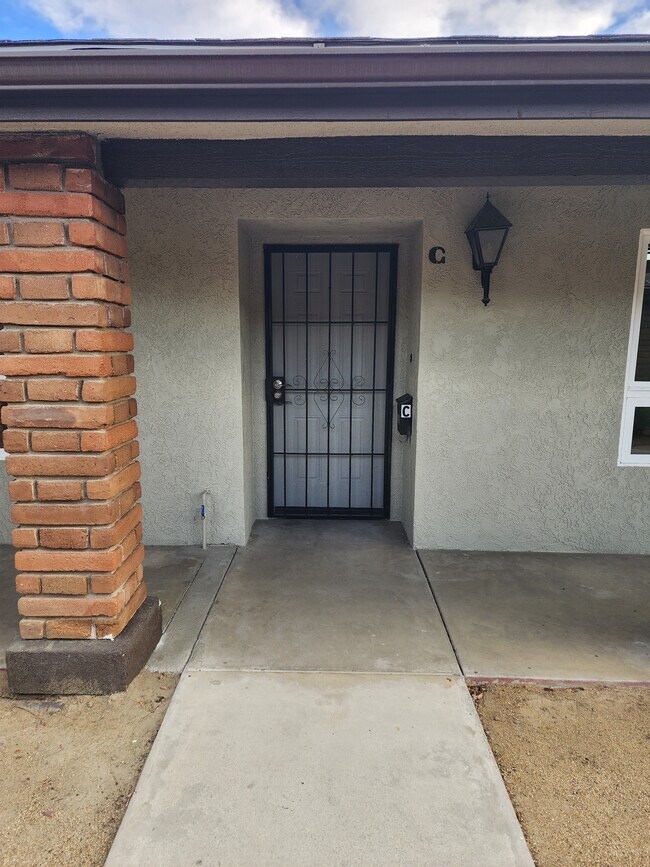 Entrada principal - 431 S Simpson Ave
