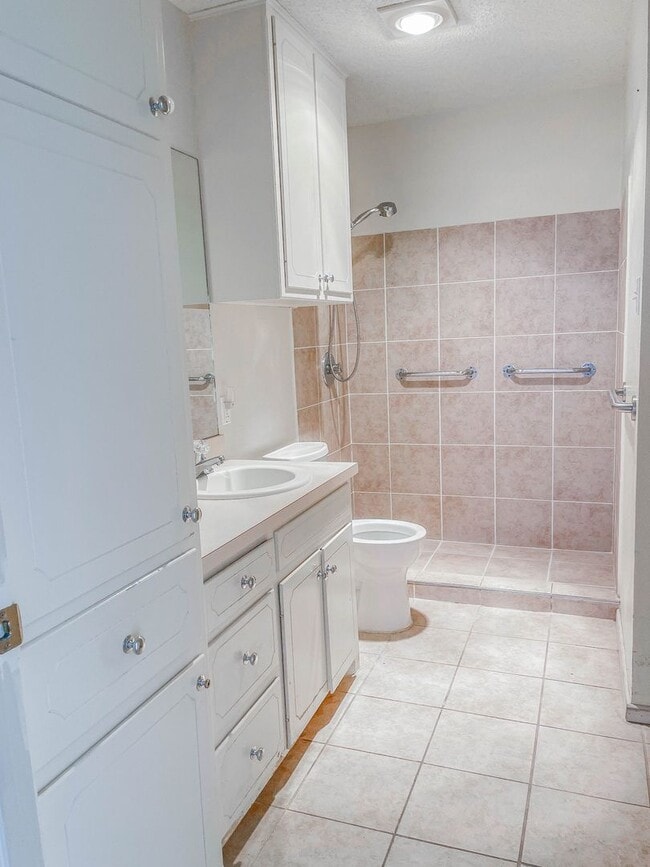 Building Photo - 3 bed 2 bath 5 min. from Texas Tech University