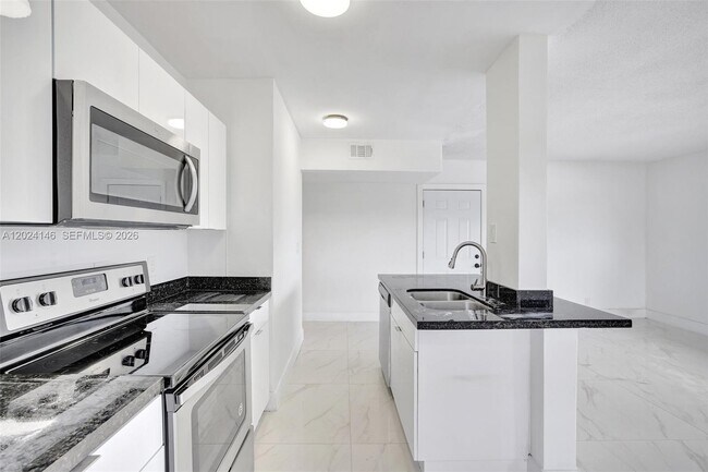 Building Photo - 2324 S Cypress Bend Dr