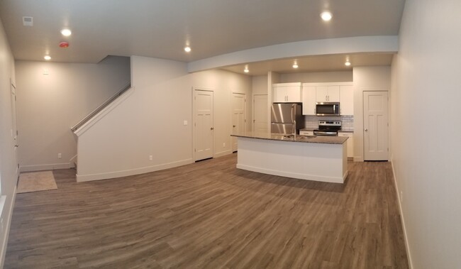 Building Photo - 3 bed, 2.5 bath town home in Idaho Falls/A...