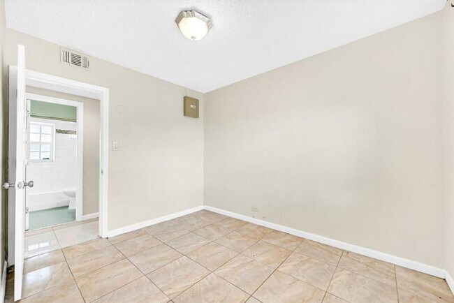 Foto del edificio - 3 bedroom in Miami Gardens FL 33054