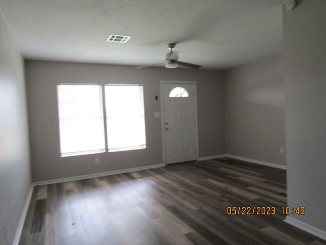 Building Photo - Very Nice Remodeled Duplex Home! No Pet Home!