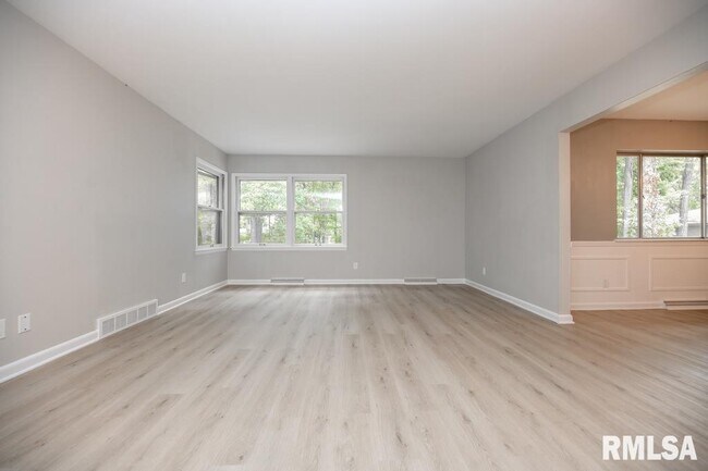 Foto del edificio - 9019 N Locust Ln