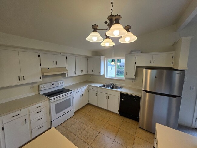 Building Photo - Lynnwood 3 Bedroom Rambler with Fenced Yard - Pets Welcome