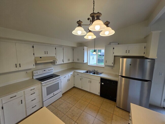 Foto del edificio - Lynnwood 3 Bedroom Rambler with Fenced Yard - Pets Welcome