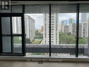 Building Photo - 501 Yonge St