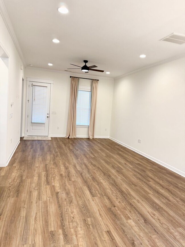 Foto del edificio - Upscale Townhome in Market Common! MOVE-IN READY!